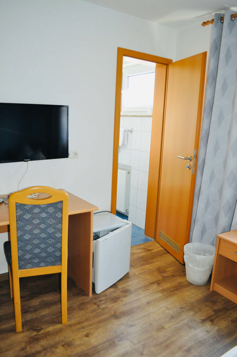Einzelzimmer mit Fernseher im Hotel Discovery Stuttgart