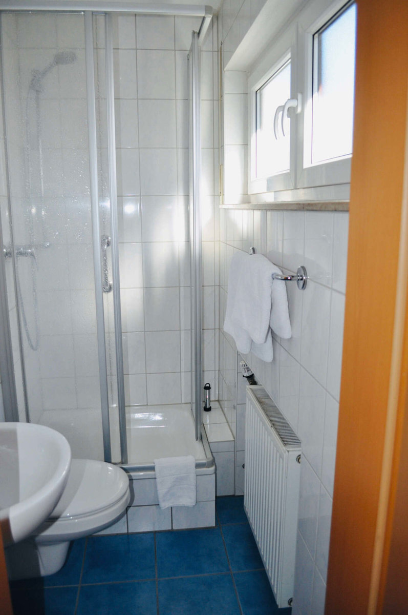 Bad mit Dusche und WC im Hotel Discovery Stuttgart