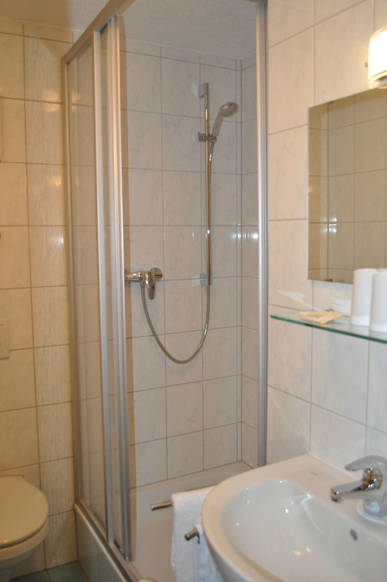 Badezimmer mit Dusche und Föhn im Hotel Discovery Stuttgart